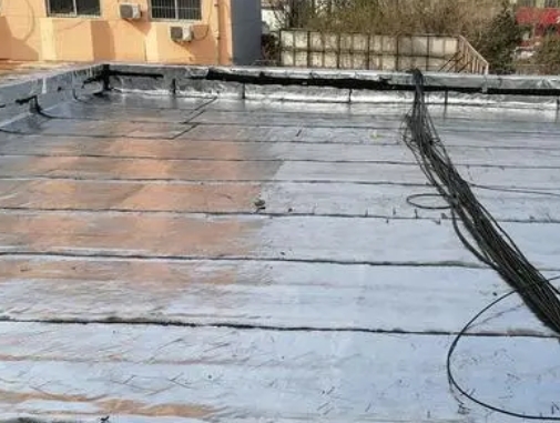 甘德卫生间漏水维修公司分享下甘德屋面楼顶防水刚性防水层施工要点。